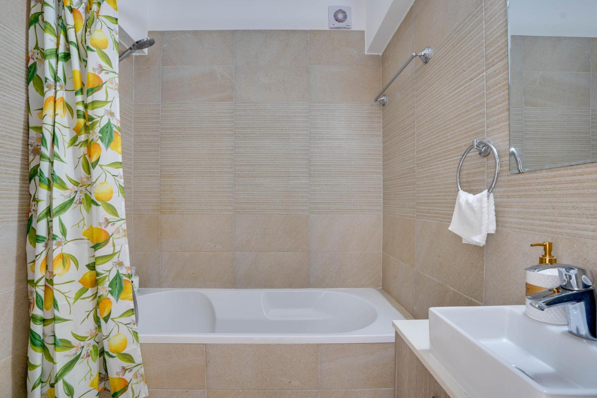 Lemon Paradise City Centre 200M From Beach Larnaca Bagian luar foto